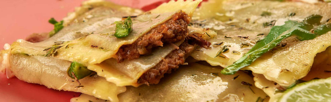 Raviolón Relleno con Ragú de Cordero Patagónico: Gourmet en Minutos
