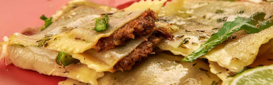 Raviolón Relleno con Ragú de Cordero Patagónico: Gourmet en Minutos